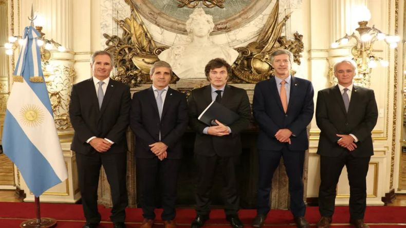 Javier Milei dijo que abrirá el mercado de cambios cuando haya cierta garantía de que la medida no provoque una corrida.