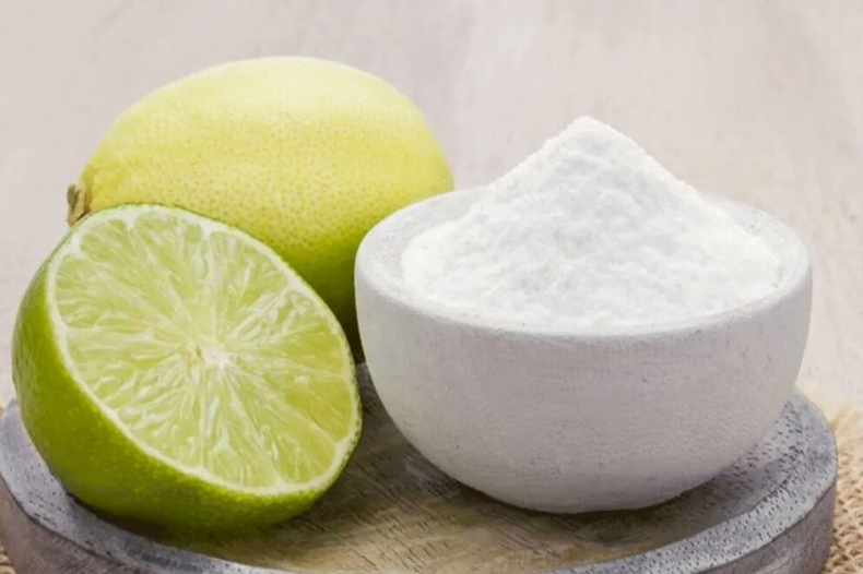 Este truco es muy útil, sobre todo, para limpiar una mancha de café en ropa blanca. No lo es tanto para la ropa de color ya que el ácido del limón puede aclarar los colores y dejar un cerco desteñido en tu ropa de color