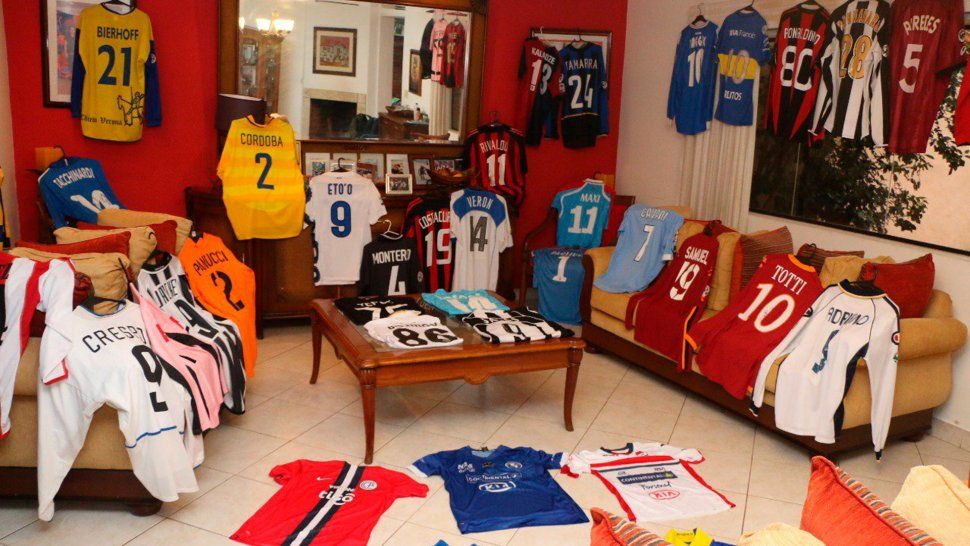 Coronavirus: subasta su museo de camisetas a cambio de ayuda