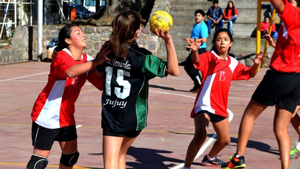 La Escuela de Minas y la Escuela Normal campeonas locales de handball