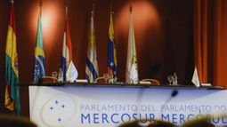 ¿Qué es el Parlasur, que funciones y salarios tienen sus miembros?