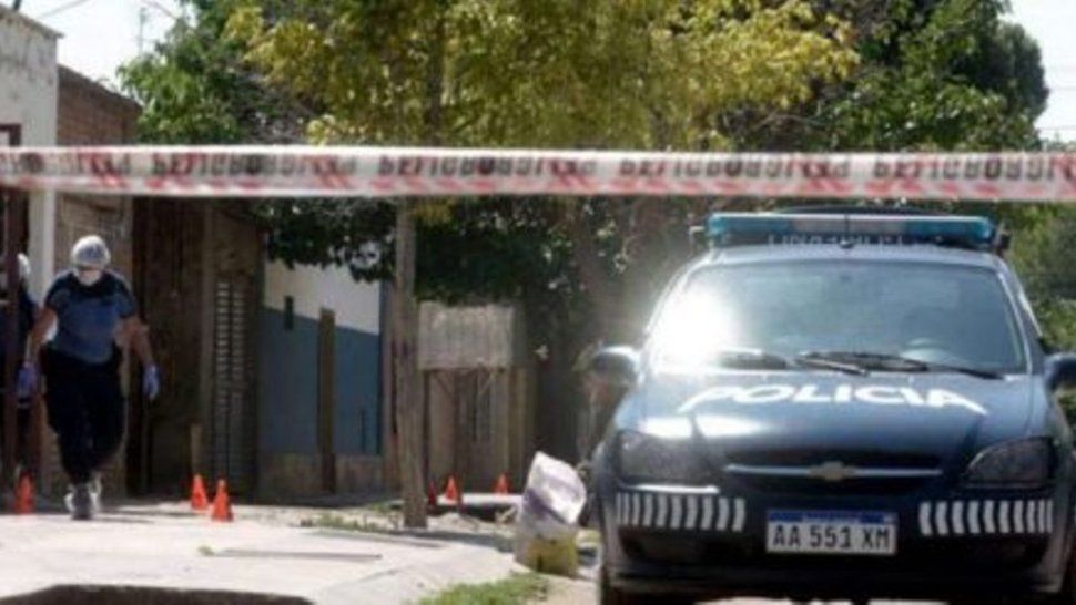 Una mujer fue asesinada a golpes y puñaladas por su pareja
