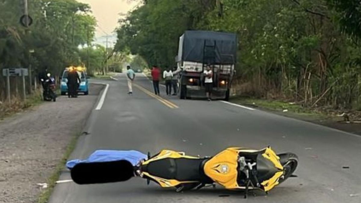 Choque fatal entre un camión y una moto en El Carmen: hay una persona fallecida
