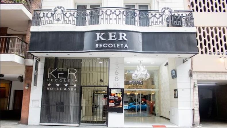 El hotel de Recoleta donde una mujer y su hijo fueron encontrados muertos.