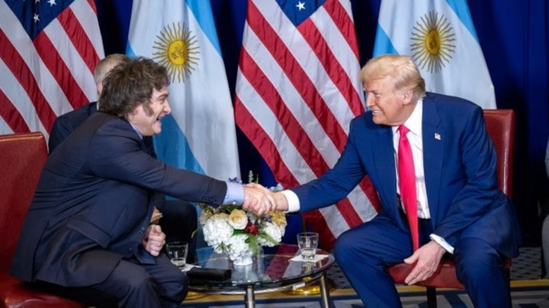 Este año, casi al mismo tiempo que el Gobierno libertario anunciaba las tratativas para la incorporación al programa de excepción de la Visa para los ciudadanos locales (el Visa Waiver Program por su nombre en inglés) la administración de Trump, a través de su secretaria de Seguridad Interior, Kristi Noem, pagó publicidad en Argentina para incentivar a los migrantes ilegales a regresar al país.