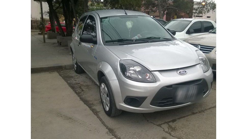 Auto mal estacionado