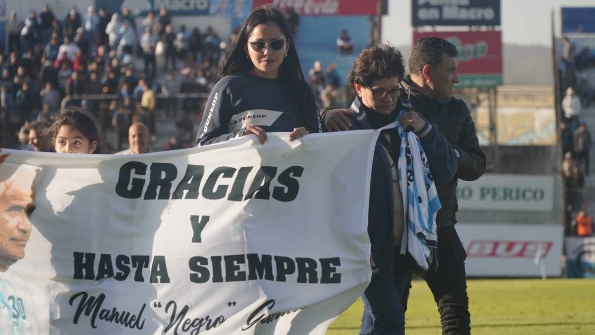 gimnasia de jujuy rindio un emotivo homenaje al negro guerrero junto a su familia