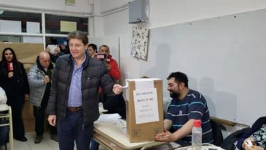 El momento de sufragar del gobernador Gustavo Melella