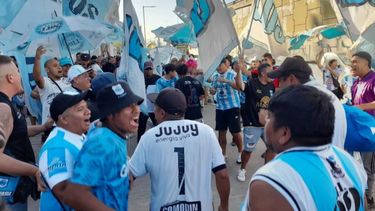 Banderazo hinchas de Gimnasia de Jujuy - Foto de archivo