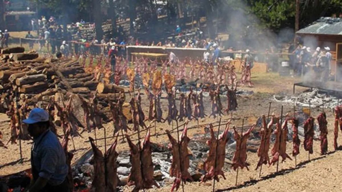 &nbsp;Este pueblo está situado a 38 kilómetros de Epuyén y a 30 kilómetros de la Ruta Nacional 40.