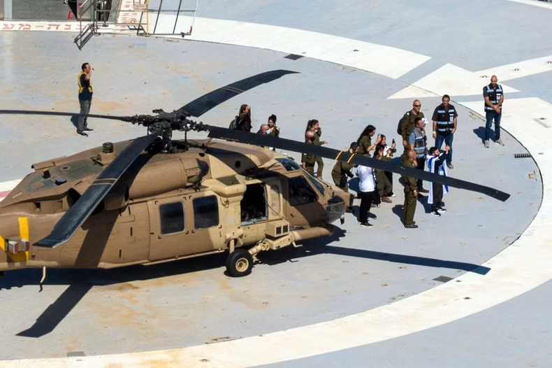 El rehén israelí liberado Matan Angrest hace un gesto desde un helipuerto después de llegar al Centro Médico Sourasky en Tel Aviv, el lunes. Oren Alon/Reuters