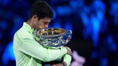 Carlos Alcaraz alzando el trofeo&nbsp;