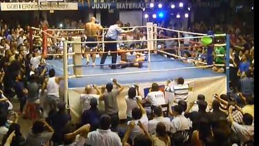 El momento en el que Acero Cali cae en el ring con la pierna fracturada.