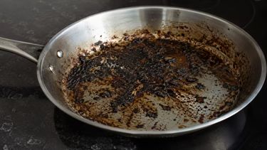 El truco casero para eliminar las manchas quemadas de las sartenes.