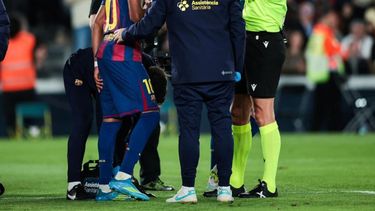 Lamile Yamal salió lesionado en el Barcelona.