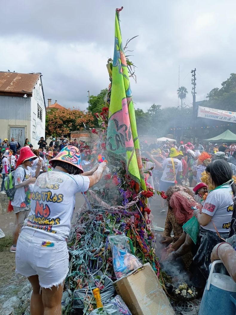 Desentierro del Carnaval de Flores en barrio El Chingo