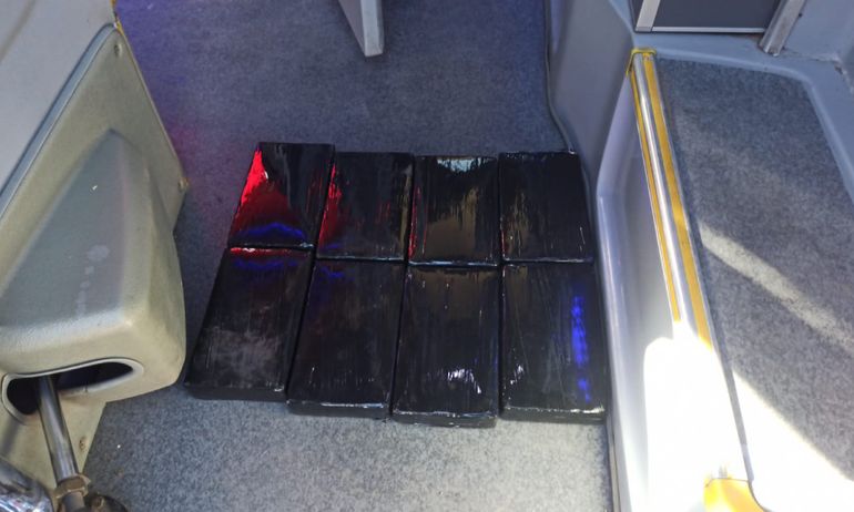 La Quiaca: hallaron casi 9 kilos de cocaína oculta en el baño de un micro
