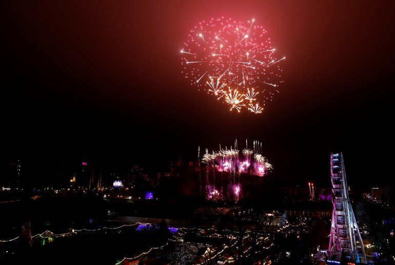 Los fuegos artificiales explotan sobre el castillo de Edimburgo para celebrar el A&ntilde;o Nuevo (REUTERS&nbsp; Russell Cheyne)