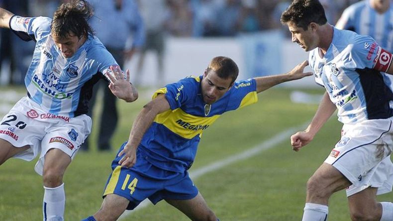 Julián Kmet en Gimnasia de Jujuy jugando contra Boca (Archivo)