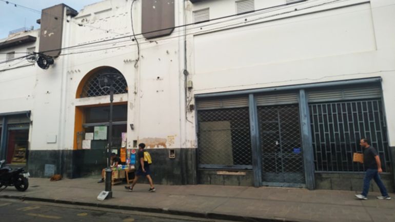 Ingreso clausurado por calle Balcarce al Mercado 6 de Agosto totalmente desalojado. Diciembre 2022 - Foto: María Eugenia Lóndero