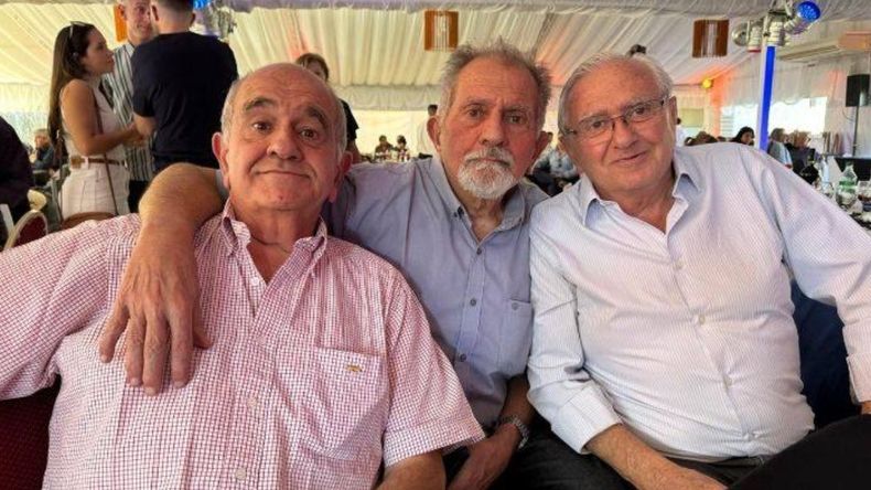 Roberto junto a sus hermanos.