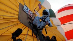 Remi Ouvrard rompe el récord mundial por estar parado sobre un globo aerostático&nbsp;