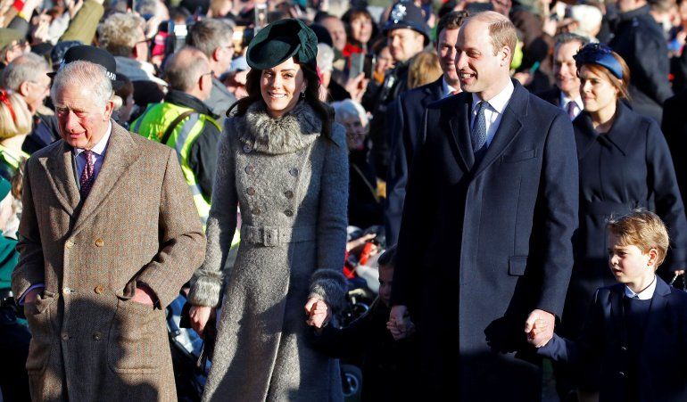 Miembros de la familia real brit&aacute;nica durante la misa de Navidad en Londres (REUTERS Phil Noble)