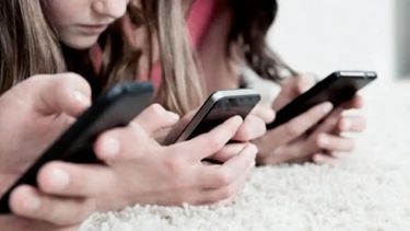 China busca limitar el uso de celulares y pantallas en jóvenes.