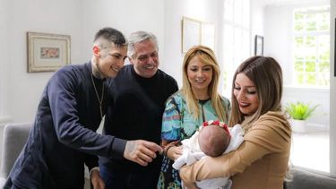 Alberto Fernández y L-Gante junto a sus familias en la Quinta de Olivos.