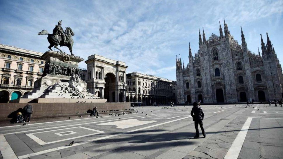 La plaza del Duomo desierta en Mil&aacute;n, capital de Lombard&iacute;a, la regi&oacute;n m&aacute;s afectada por el coronavirus en Italia.