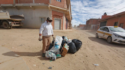 Un trabajador municipal encontró una caja con agujas, guantes y mangueras de suero entre la basura. Advirtieron sobre los graves riesgos sanitarios.