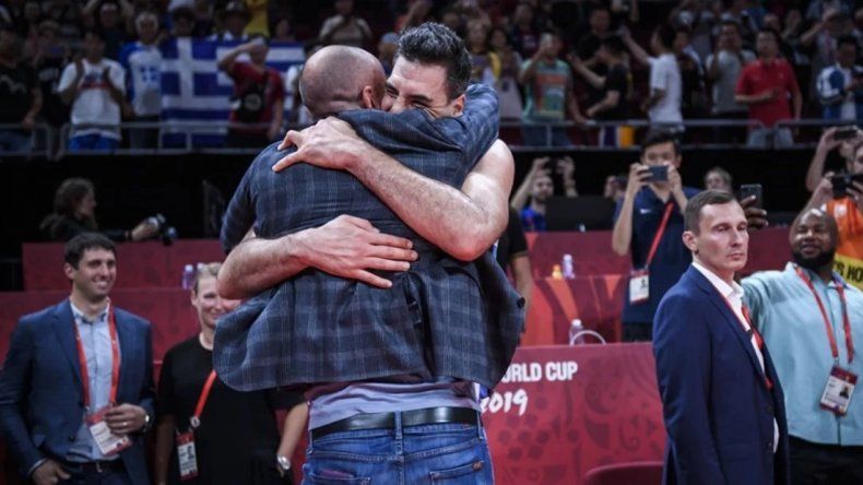 Abrazo entre Gin&oacute;bili y Scola