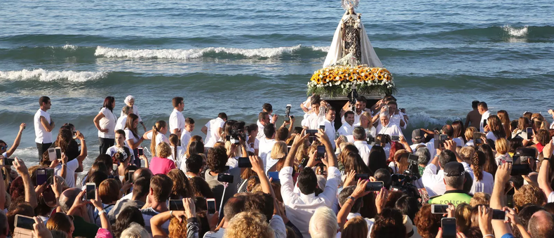 La Virgen del Carmen o Nuestra Señora del Carmen es patrona de los marineros, pescadores, navegantes y de todos aquellos que se enfrentan a situaciones de peligro en el mar.