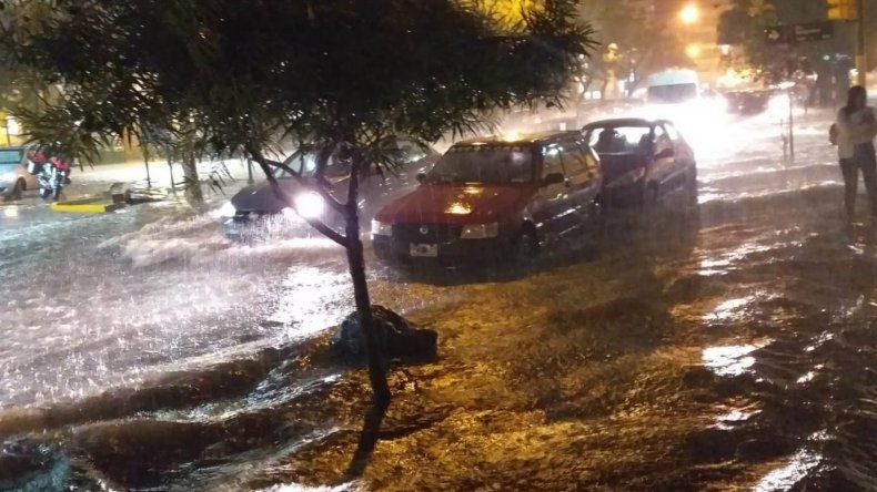 Salta bajo el agua: la tormenta de ayer azotó a la vecina provincia