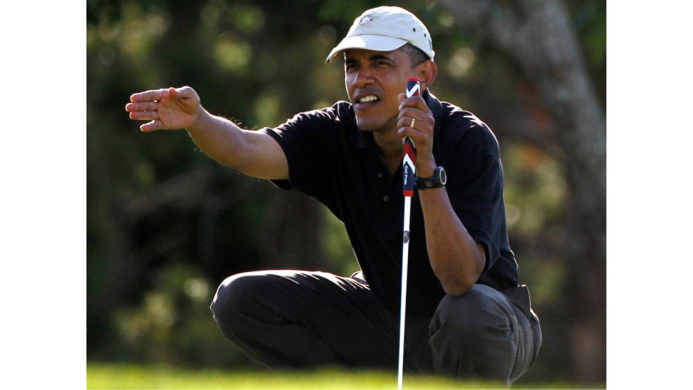 Barack Obama jugando al golf