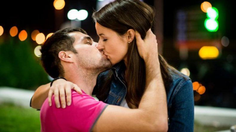 ¿Por qué las parejas se besan menos con los años?: cómo revivir el hábito