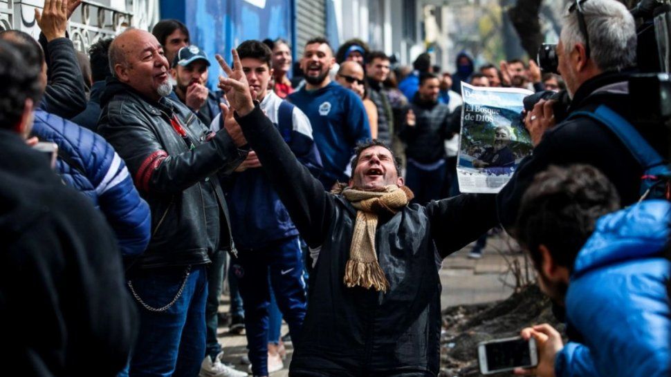 locura por el 10: los hinchas hacen largas filas para asociarse al club