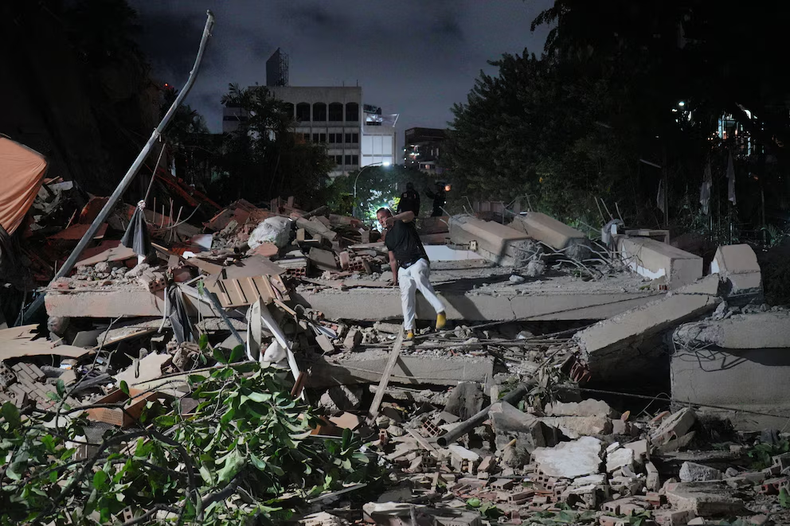 Miles de venezolanos pasaron la madrugada de este jueves en las calles, dentro de vehículos o sobre colchones y colchonetas instalados en plazas, avenidas y zonas abiertas, debido al temor provocado por las réplicas de los dos terremotos de magnitud 7,2 y 7,5 que sacudieron el país y dejaron al menos 32 muertos y más de 700 heridos, según el último balance oficial.