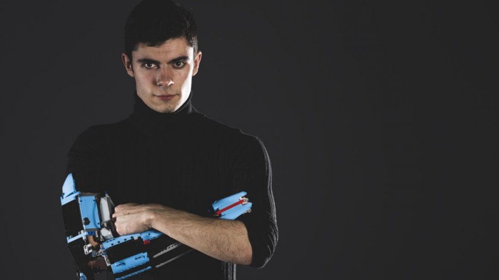 David Aguilar, con su pr&oacute;tesis hecha con bloques de LEGO.