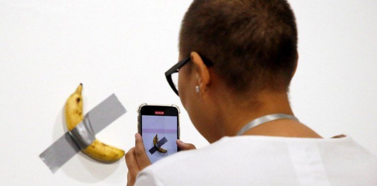 una-banana-pegada-en-la___ktqz5ibA_1256x620__1.jpg