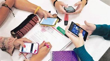 La UNESCO quiere prohibir los celulares en las escuelas