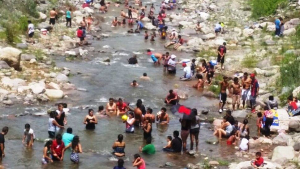 Gente bañandose en ríos (Archivo)