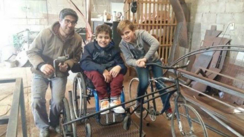 Juntos a la par: soñaba con andar en bici junto a su amigo que está en silla de ruedas