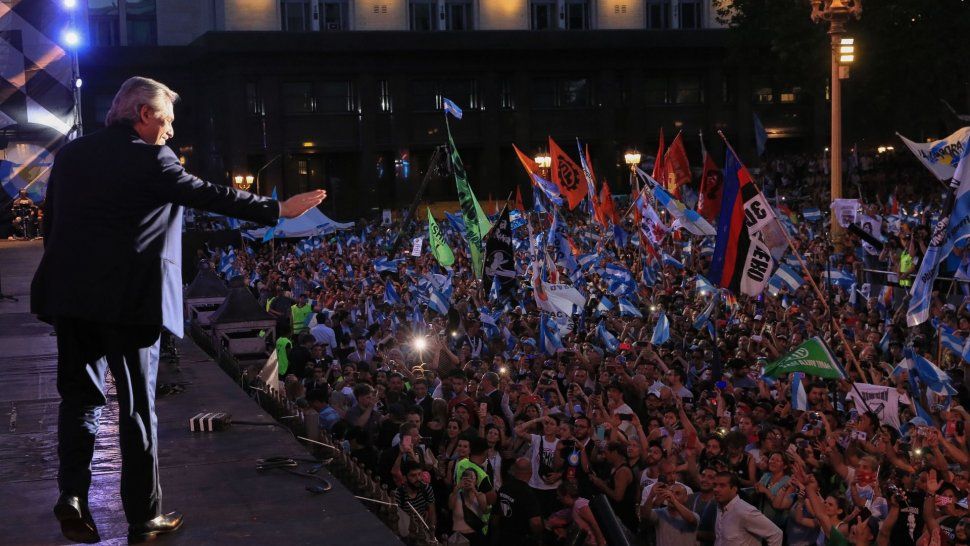 Cierre de lujo para el día de la asunción de Alberto Fernández con una multitudinaria fiesta popular en Plaza de Mayo
