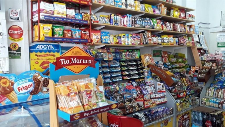 Canasta para comercios de cercanía. Un kiosco con una variedad de productos de consumo masivo.