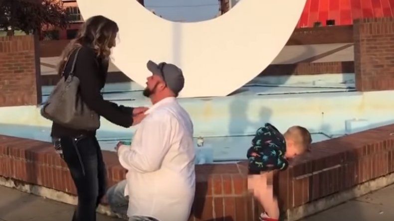 Es viral: pillaron a un nene arruinando una propuesta de casamiento
