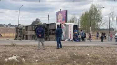 Micro que viajaba con hinchas de Boca volcó en Mendoza: una muerte y decenas de heridos.