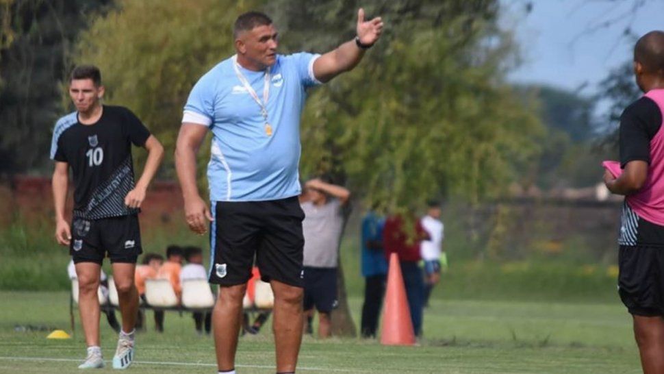 Arnaldo Sialle y el fútbol de Gimnasia (Foto Prensa)