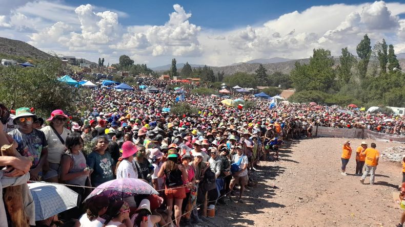 Carnaval 2026: Así se vivió la Bajada de los Diablos de Los Alegres de Uquía