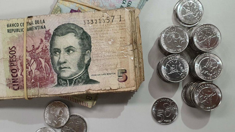 se vence el plazo de los billetes de $5 y todavia no aparecen las monedas